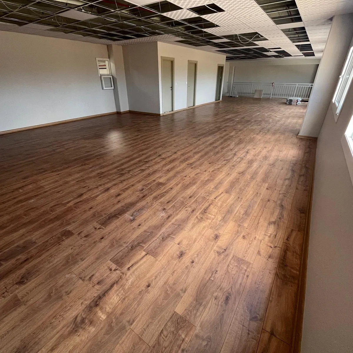 Laminat parke montajı işleriniz itina ile yapılır izmirde 10 yıla aşkın hizmet vermekteyiz kaliteli bir işçilik için iletişime geciniz.